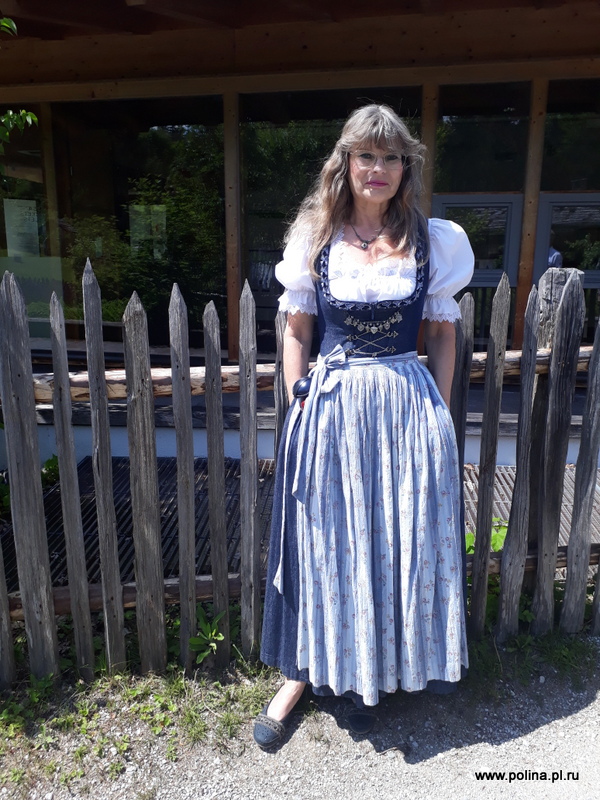 женщина в Баварском платье. Национальная одежда Бавария, традиции Тироль, Австрия. Русский гид Бавария